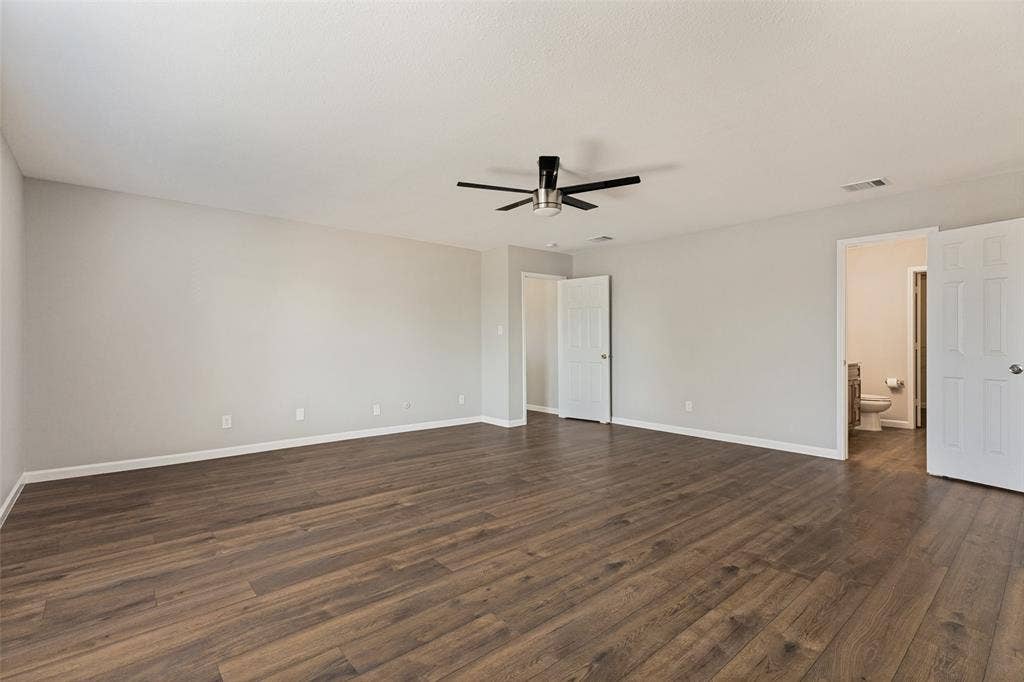Oversized Primary Bedroom- Empty
