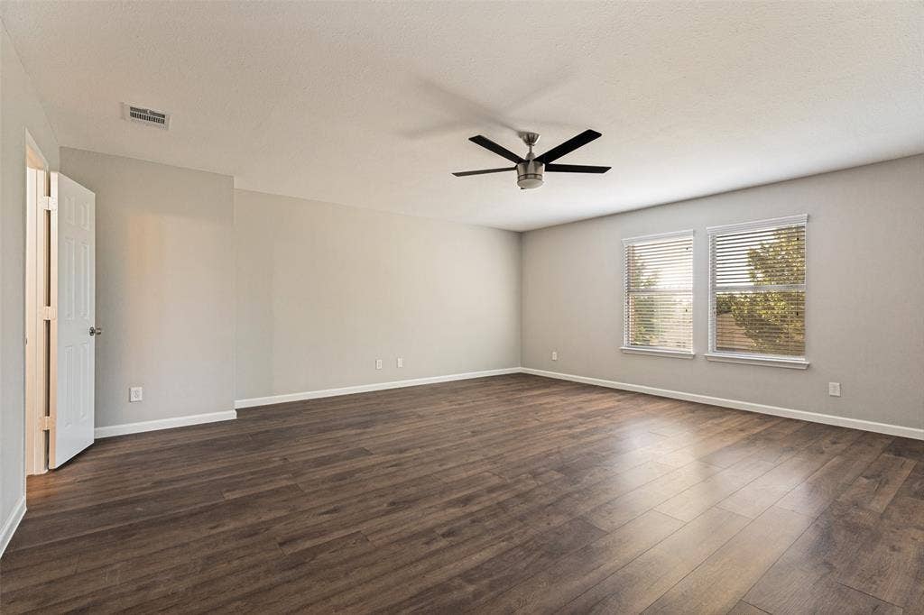 Oversized Primary Bedroom- Empty