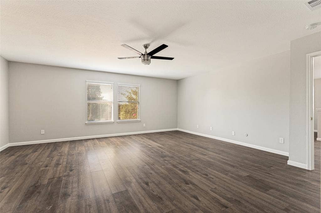 Oversized Primary Bedroom- Empty