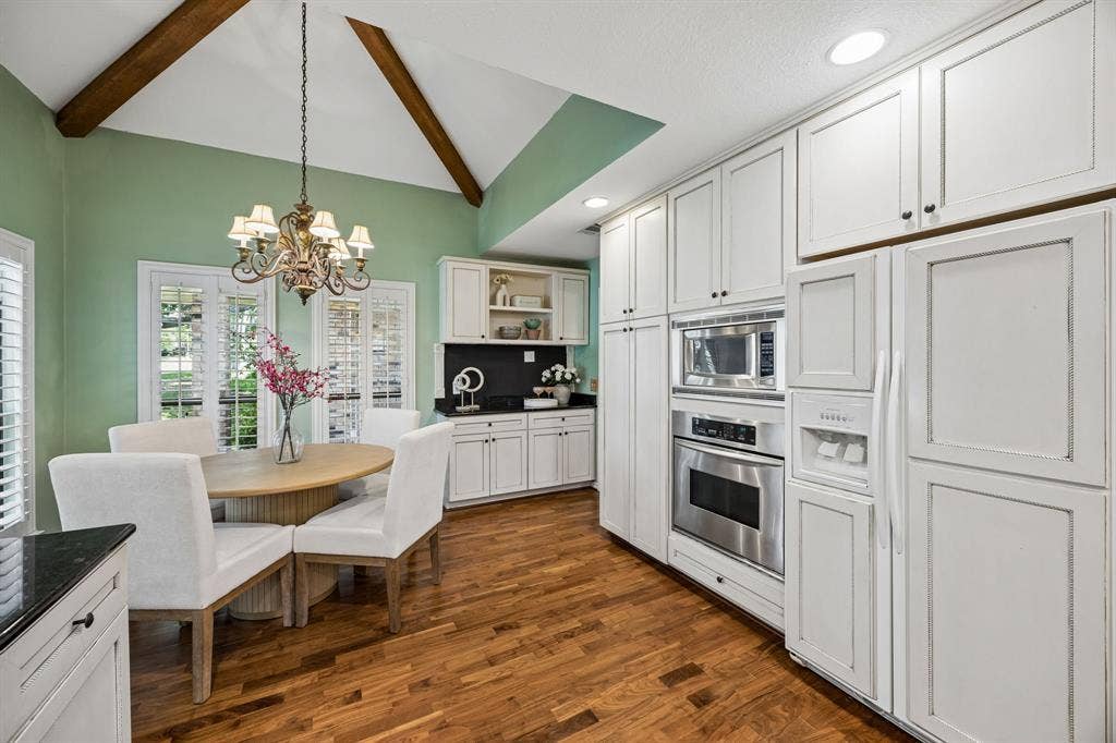 The kitchen features an eat-in breakfast area and coffee-bar.