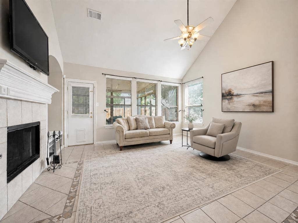 4205 Creek Falls Drive, Corinth, TX 76208 Soaring vaulted ceiling