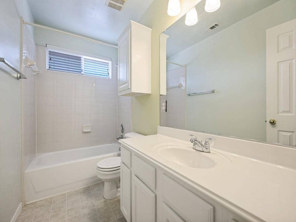 4205 Creek Falls Drive, Corinth, TX 76208 Upstairs hall bath