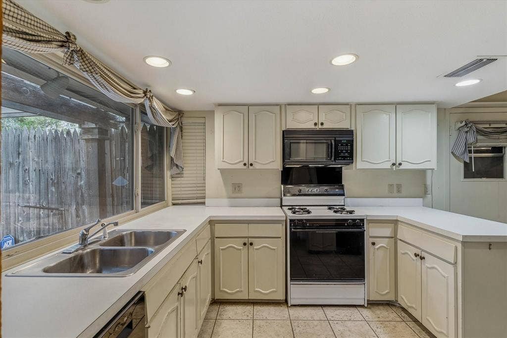 13121 Pennystone Drive, Farmers Branch, TX 75244 13121 Pennystone Drive, Farmers Branch, TX 75244