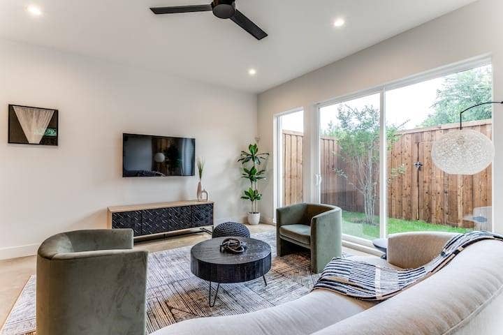 Property photo for 911 Muncie Avenue, Dallas, TX