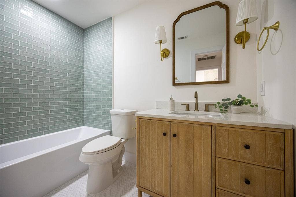 2420 Corby Drive, Plano, TX 75025 2420 Corby Drive, Plano, TX 75025