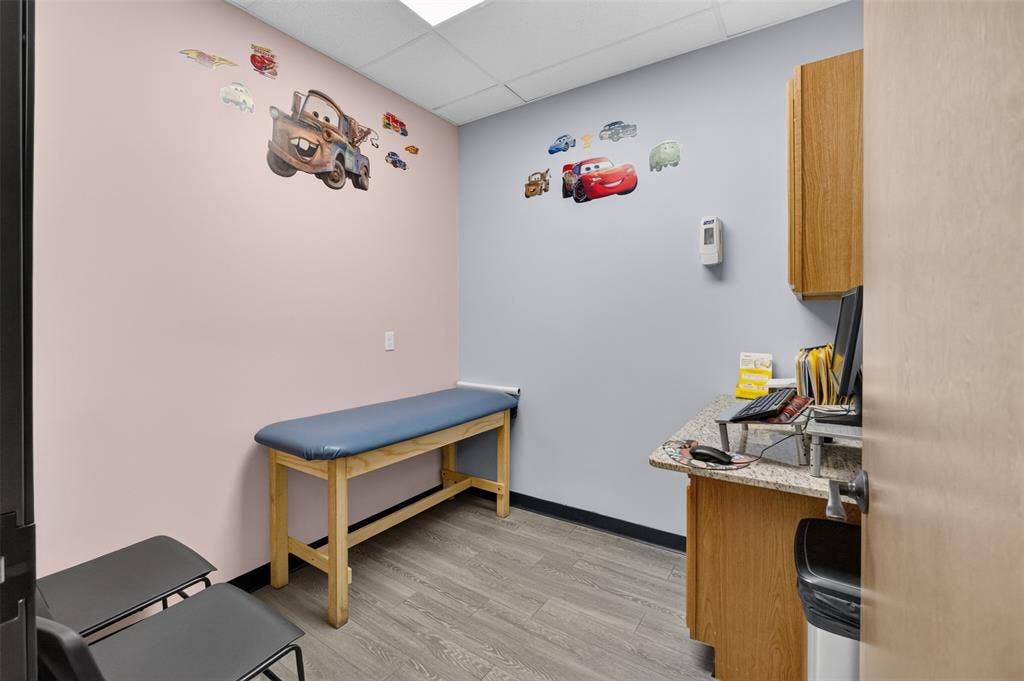 817 W Jefferson Boulevard, Dallas, TX 75208 EXAM ROOM