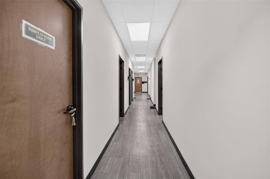 817 W Jefferson Boulevard, Dallas, TX 75208 HALLWAY TO THE EXAMINING ROOMS