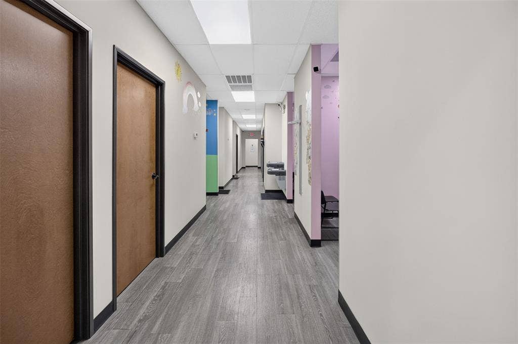 817 W Jefferson Boulevard, Dallas, TX 75208 HALLWAY TO THE EXAMINING ROOMS