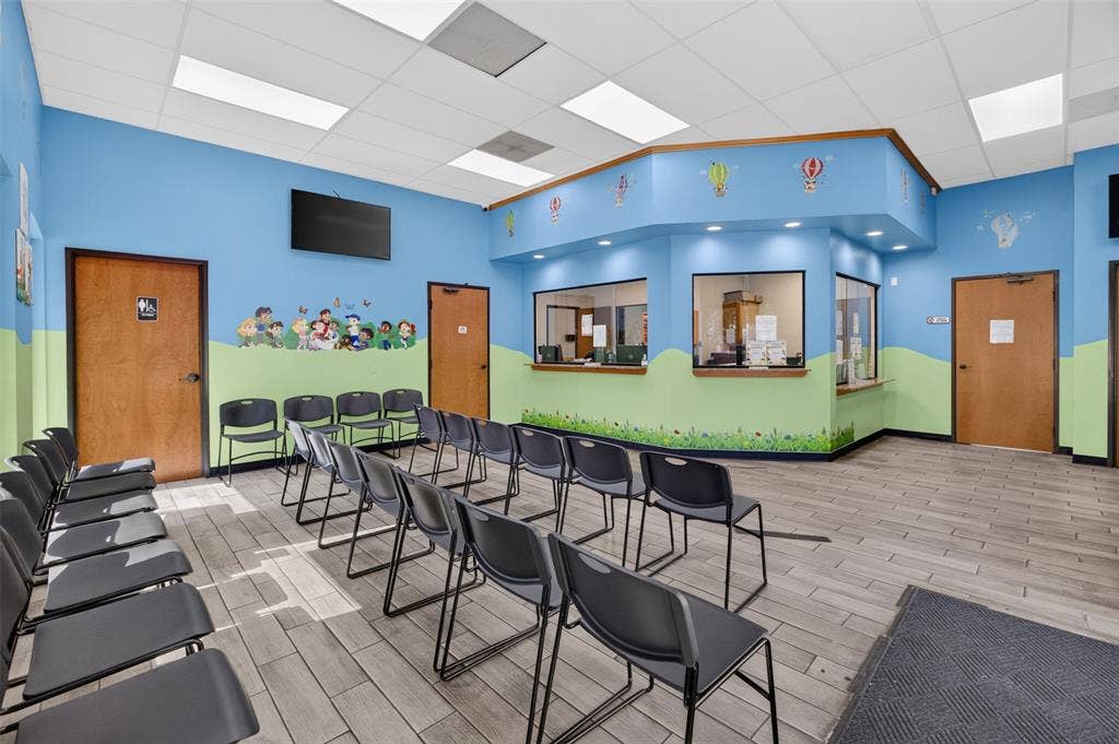 817 W Jefferson Boulevard, Dallas, TX 75208 WAITING AREA