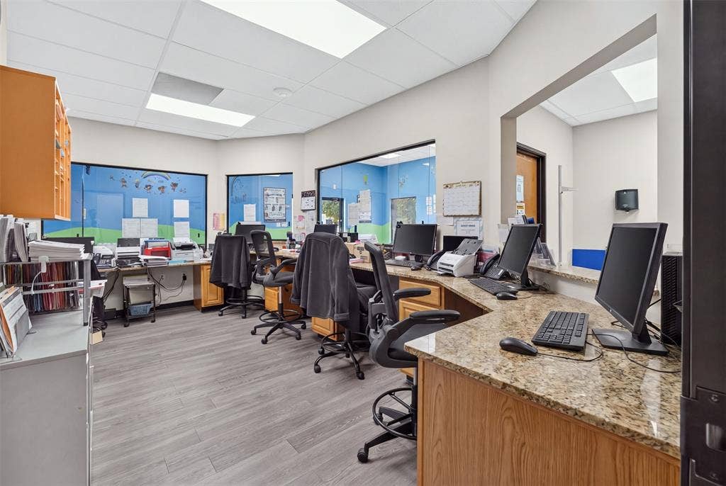 817 W Jefferson Boulevard, Dallas, TX 75208 RECEPTIONIST OFFICE
