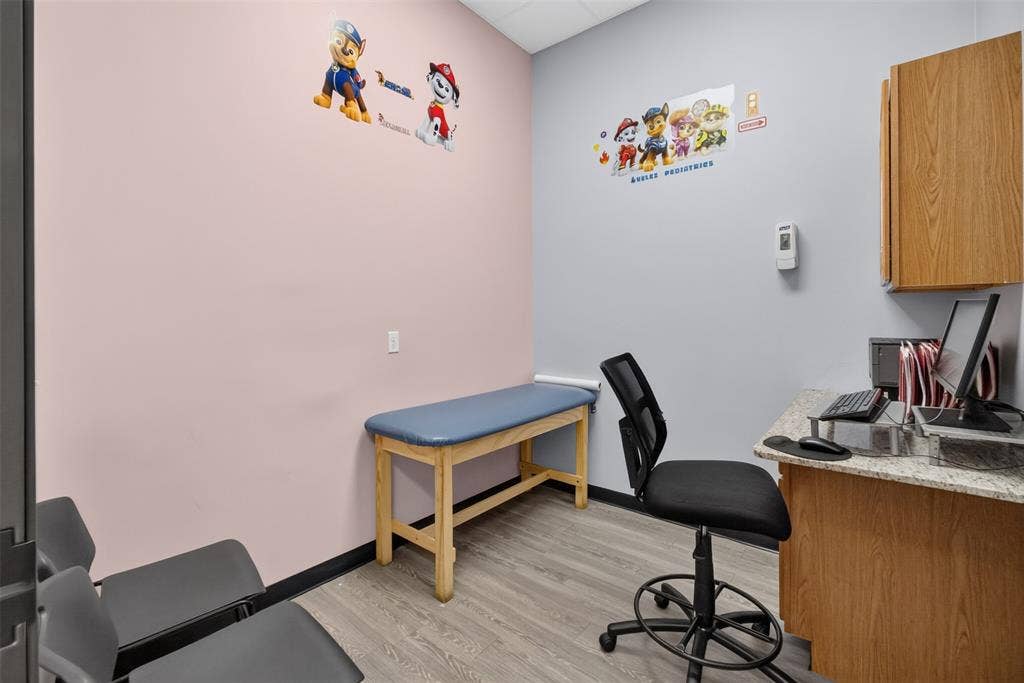 817 W Jefferson Boulevard, Dallas, TX 75208 EXAM ROOM
