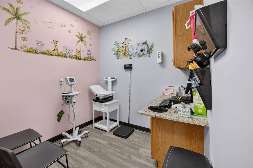 817 W Jefferson Boulevard, Dallas, TX 75208 EXAM ROOM