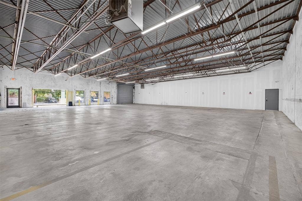 817 W Jefferson Boulevard, Dallas, TX 75208 ANOTHER VIEW OF THE WAREHOUSE