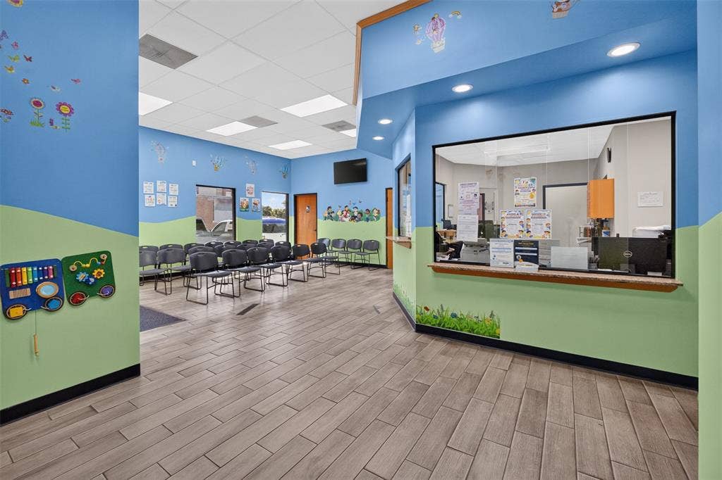 817 W Jefferson Boulevard, Dallas, TX 75208 WAITING AND RECEPTIONIST AREA