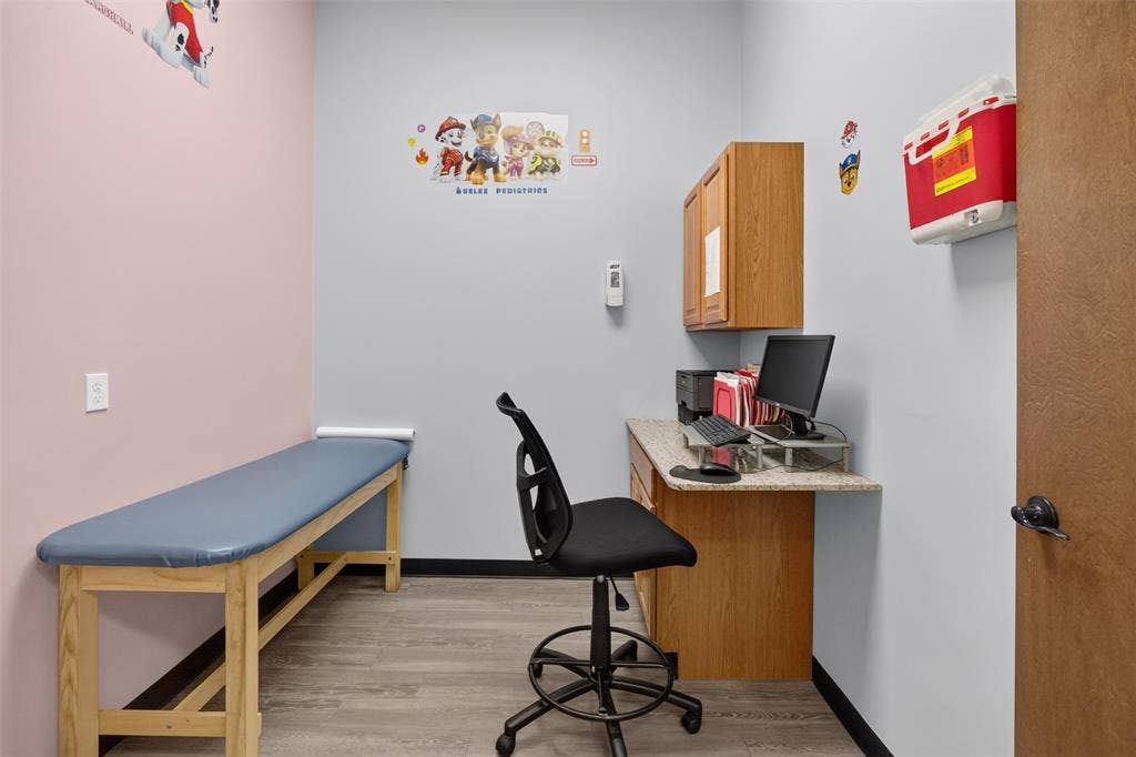 817 W Jefferson Boulevard, Dallas, TX 75208 EXAM ROOM