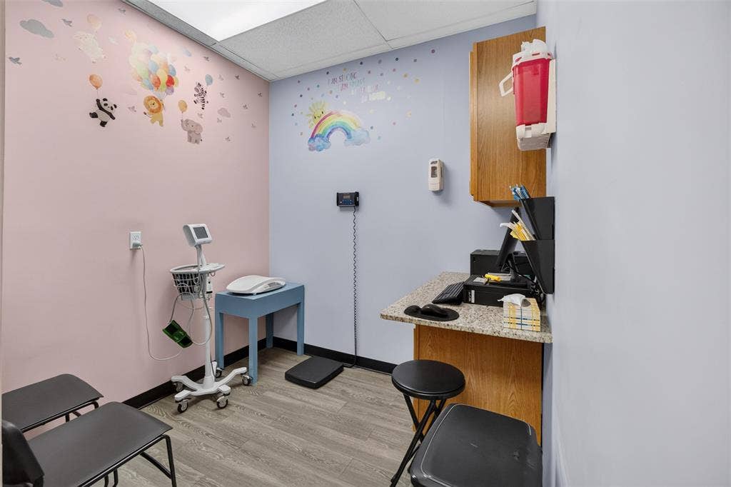 817 W Jefferson Boulevard, Dallas, TX 75208 EXAM ROOM