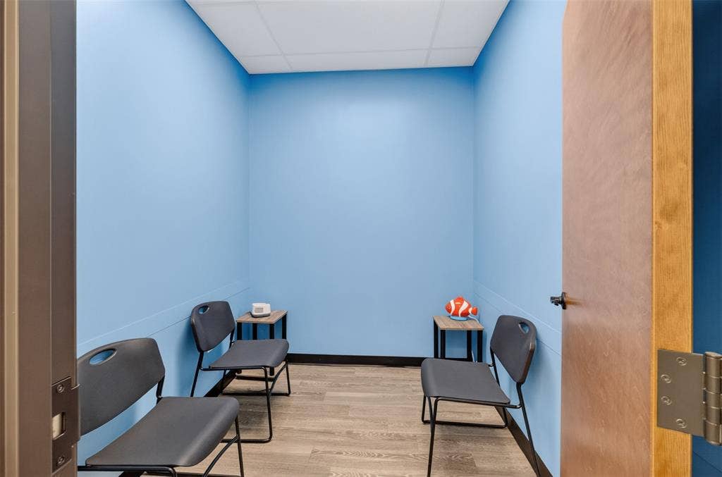 817 W Jefferson Boulevard, Dallas, TX 75208 EXAM ROOM