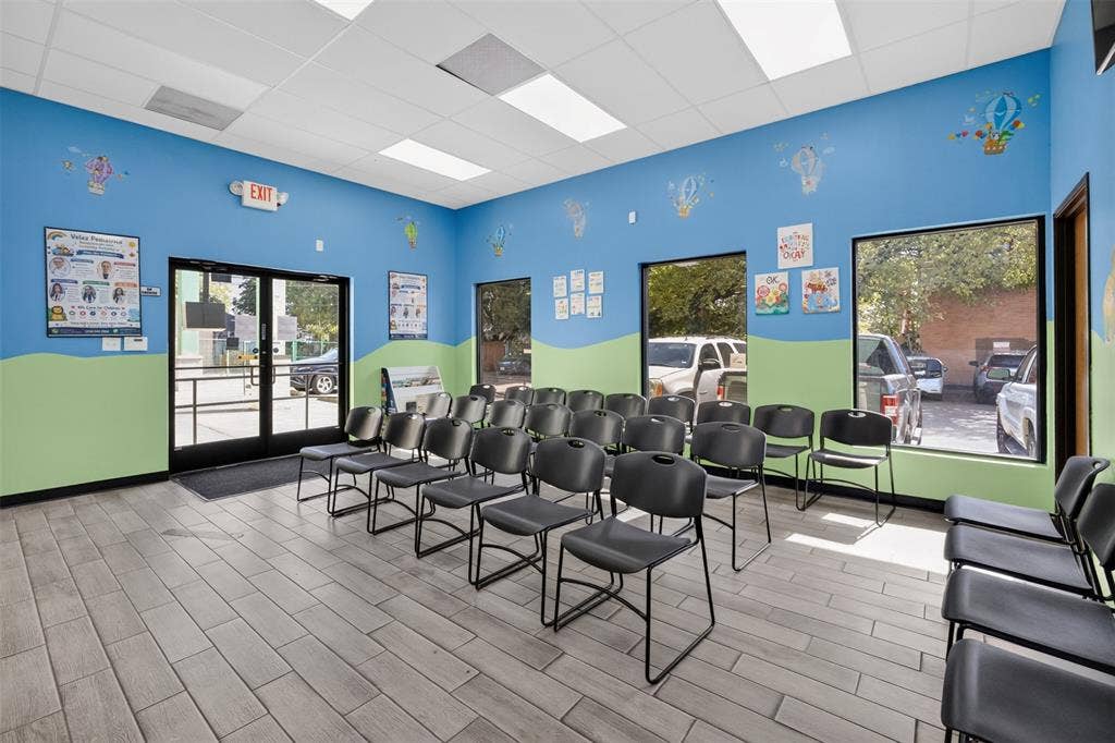817 W Jefferson Boulevard, Dallas, TX 75208 WAITING AREA
