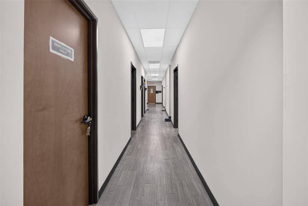 817 W Jefferson Boulevard, Dallas, TX 75208 HALLWAY TO THE EXAMINING ROOMS