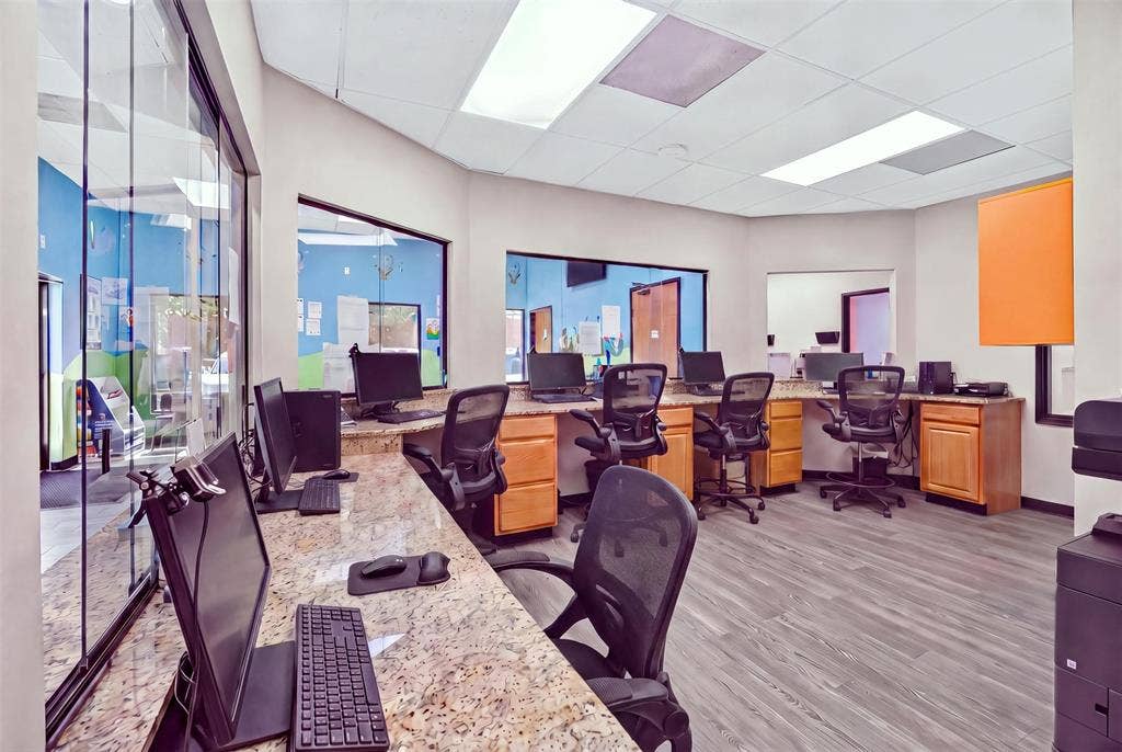817 W Jefferson Boulevard, Dallas, TX 75208 RECEPTIONIS OFFICE