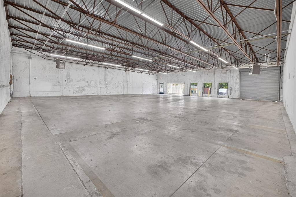 817 W Jefferson Boulevard, Dallas, TX 75208 WAREHOUSE/FLEX ROOM/ STORAGE