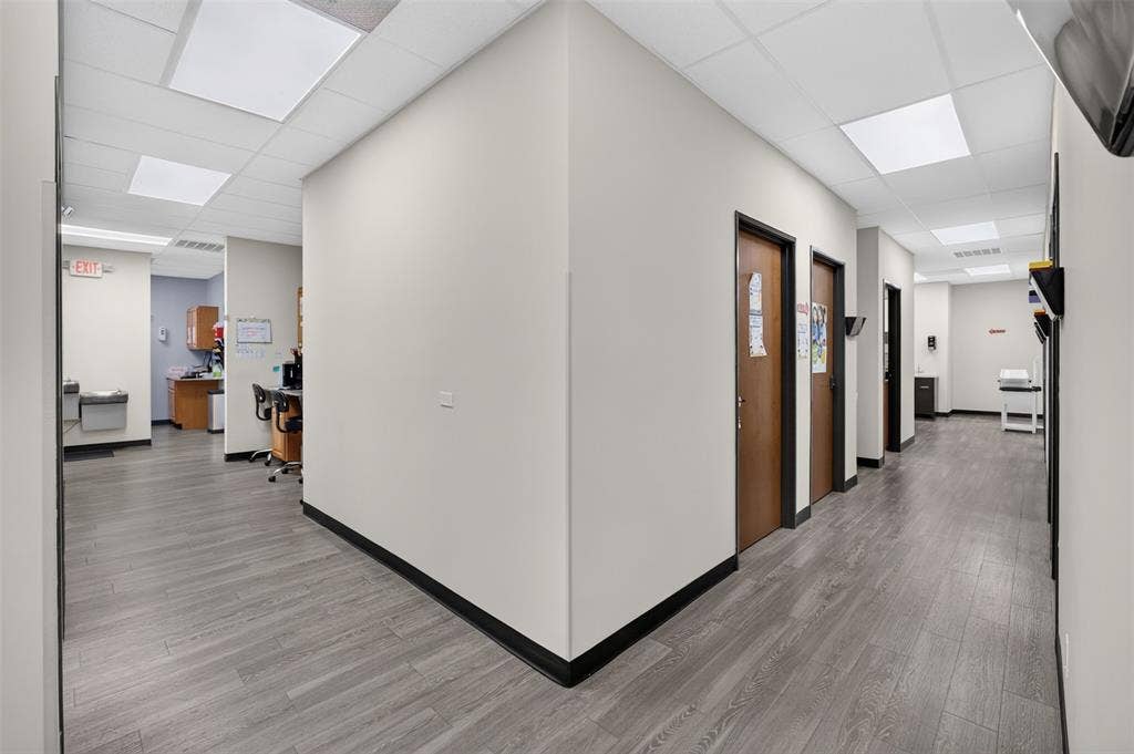 817 W Jefferson Boulevard, Dallas, TX 75208 HALLWAY TO THE EXAMINING ROOMS