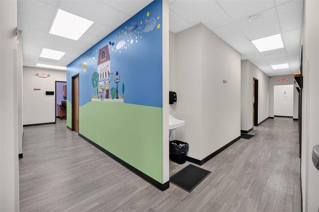 817 W Jefferson Boulevard, Dallas, TX 75208 HALLWAY TO THE EXAMINING ROOMS