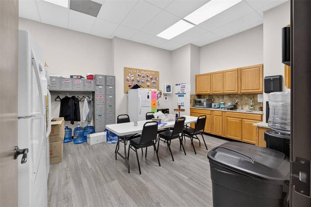 817 W Jefferson Boulevard, Dallas, TX 75208 BREAKROOM