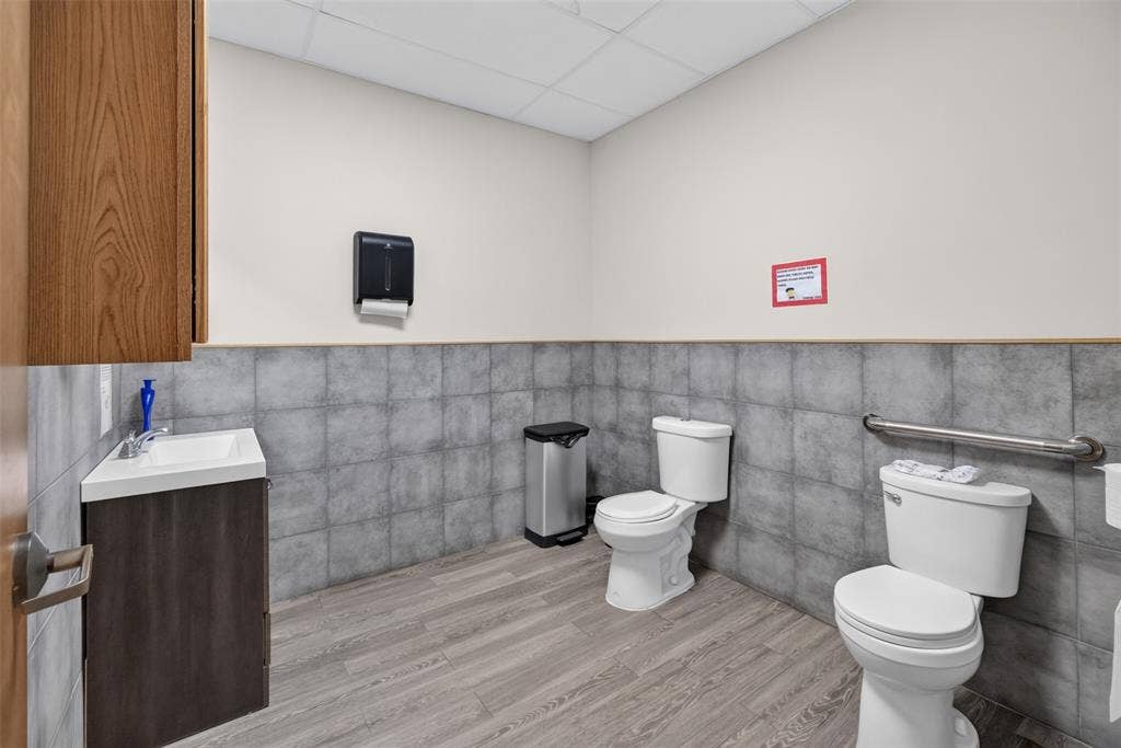817 W Jefferson Boulevard, Dallas, TX 75208 BATHROOM