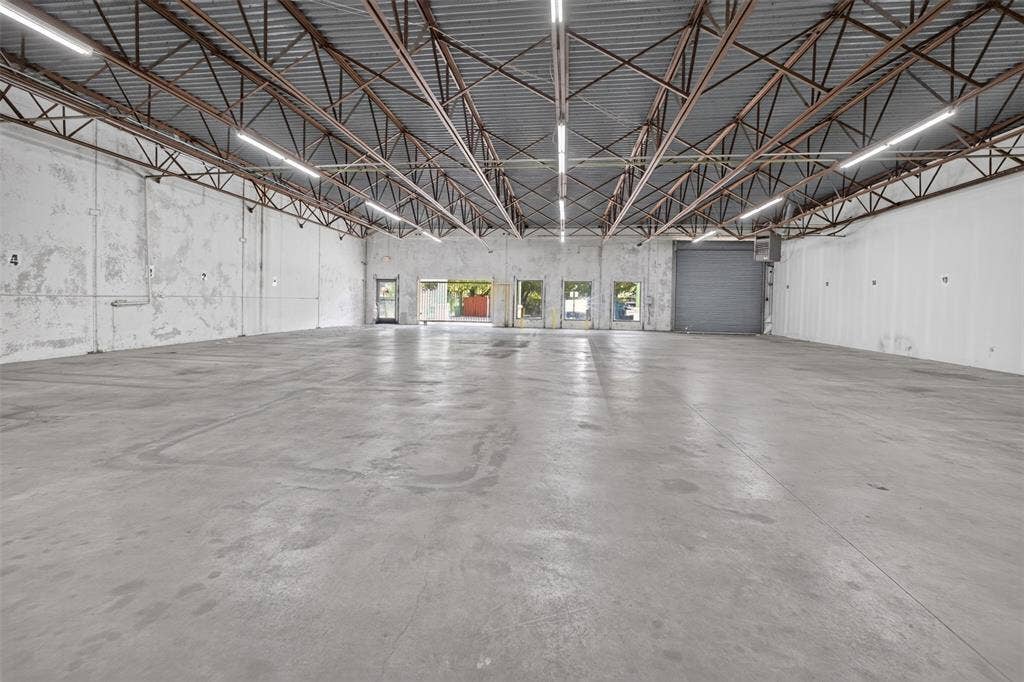 817 W Jefferson Boulevard, Dallas, TX 75208 DIFFERENT VIEW OF THE WAREHOUSE