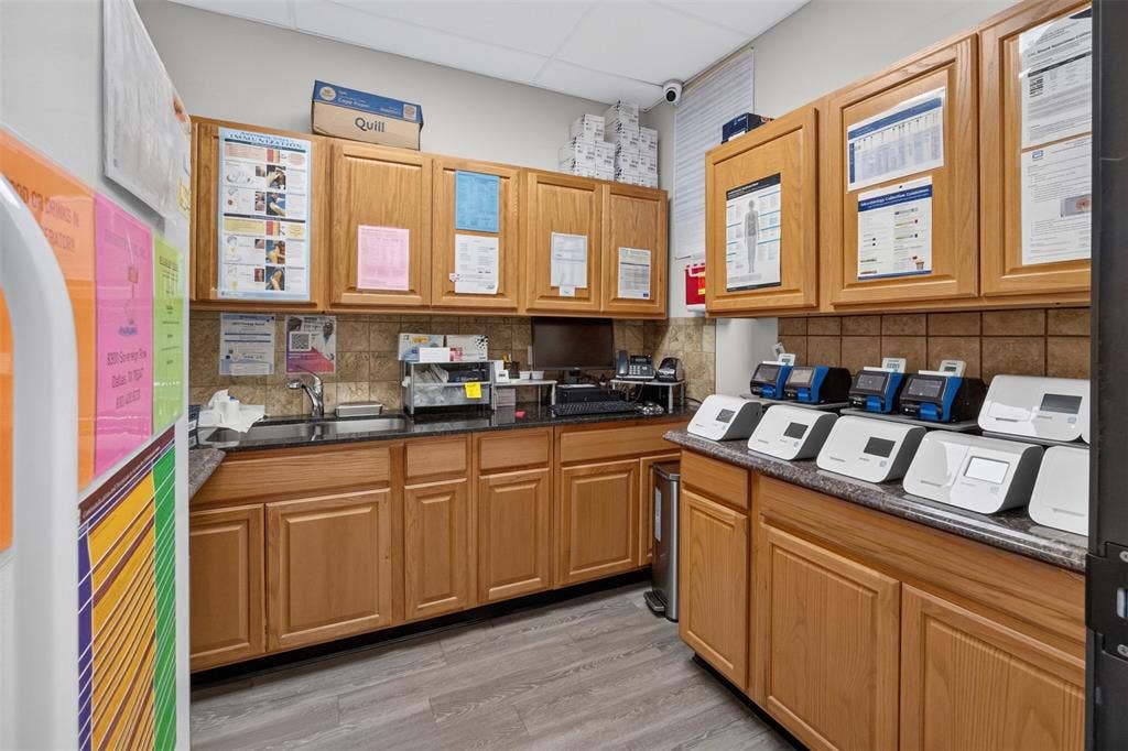817 W Jefferson Boulevard, Dallas, TX 75208 EXAM ROOM