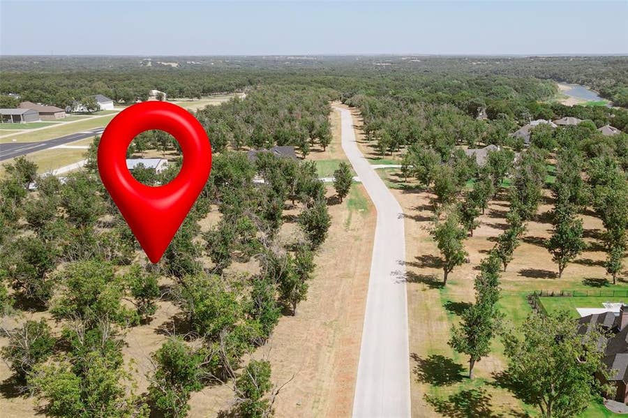 Property photo for 949 E Landings Drive, Granbury, TX