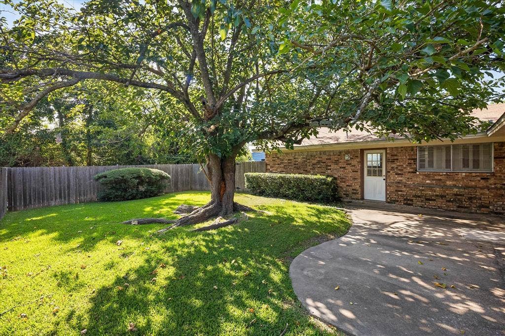 2925 Melmar Park Street, Commerce, TX 75428