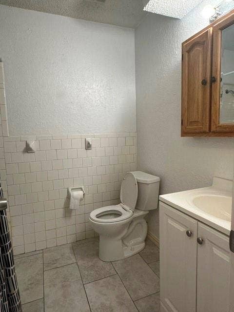 1441 Quartet Drive, Dallas, TX 75241 Guest Bathroom in hallway