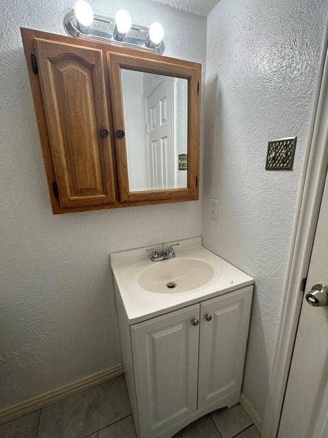 1441 Quartet Drive, Dallas, TX 75241 Guest Bathroom in hallway