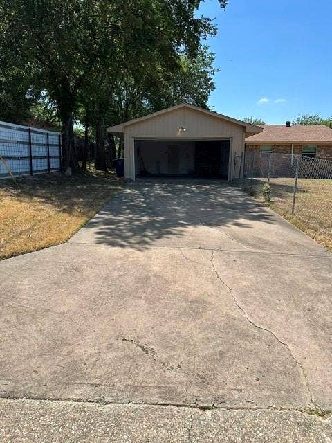 1441 Quartet Drive, Dallas, TX 75241 Attached two-car garage with real entry driveway