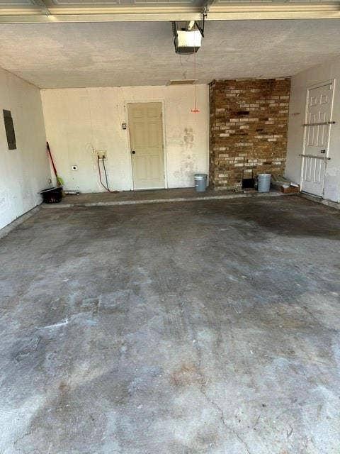 1441 Quartet Drive, Dallas, TX 75241 Concrete flooring in a spacious garage