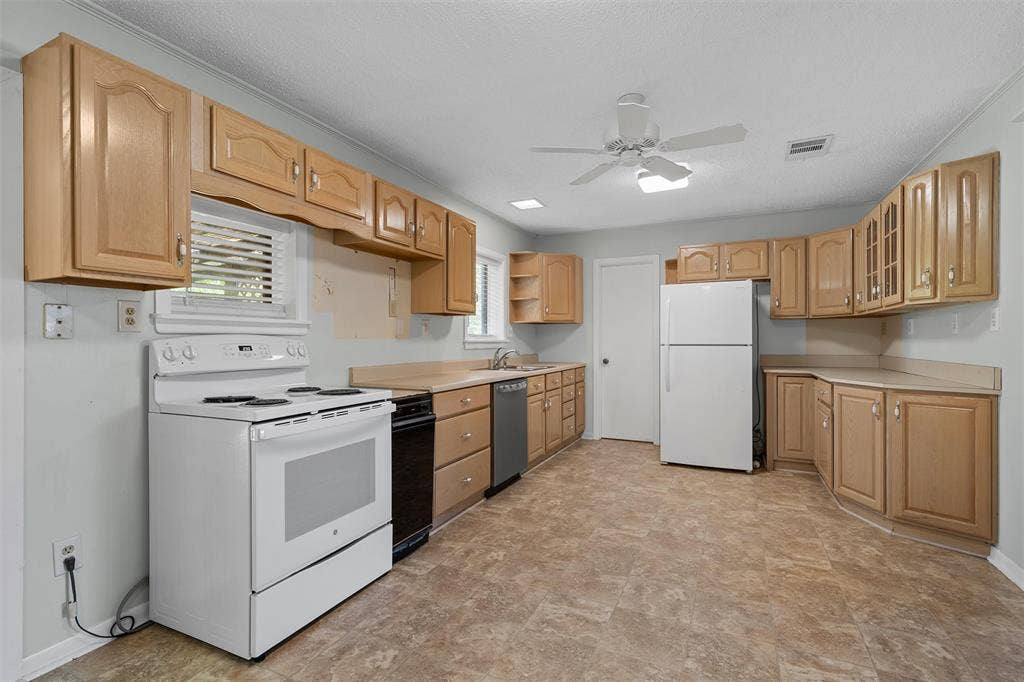8817 Oakdale Drive, Woodway, TX 76712 8817 Oakdale Drive, Woodway, TX 76712