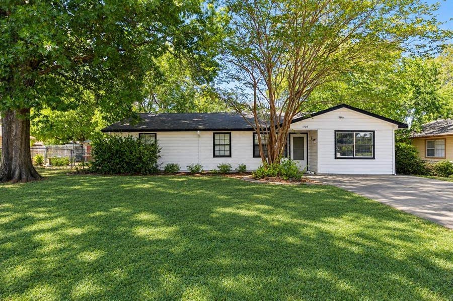 Property photo for 1704 S Clay Street, Kaufman, TX