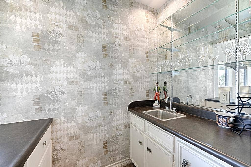 19 Country Lake Drive, Carrollton, TX 75006 19 Country Lake Drive, Carrollton, TX 75006