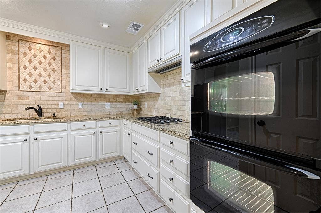 19 Country Lake Drive, Carrollton, TX 75006 19 Country Lake Drive, Carrollton, TX 75006
