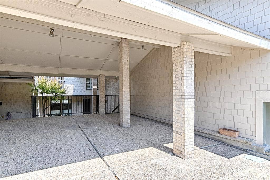 19 Country Lake Drive, Carrollton, TX 75006 19 Country Lake Drive, Carrollton, TX 75006