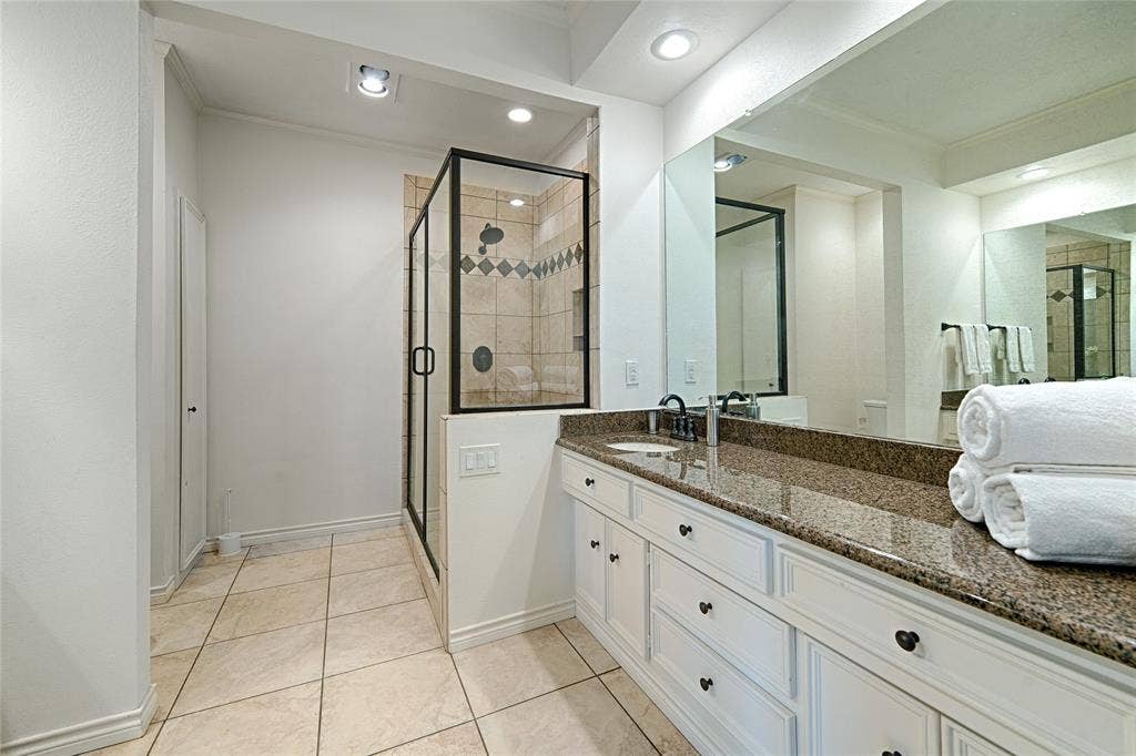 19 Country Lake Drive, Carrollton, TX 75006 Primary Bath