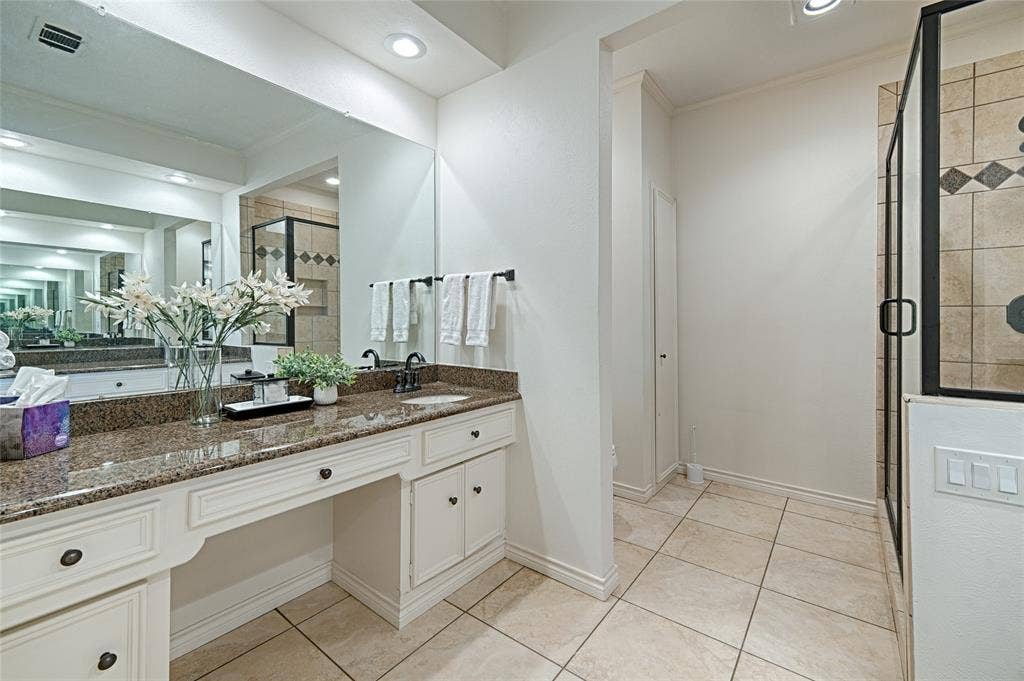 19 Country Lake Drive, Carrollton, TX 75006 Dual Vanities