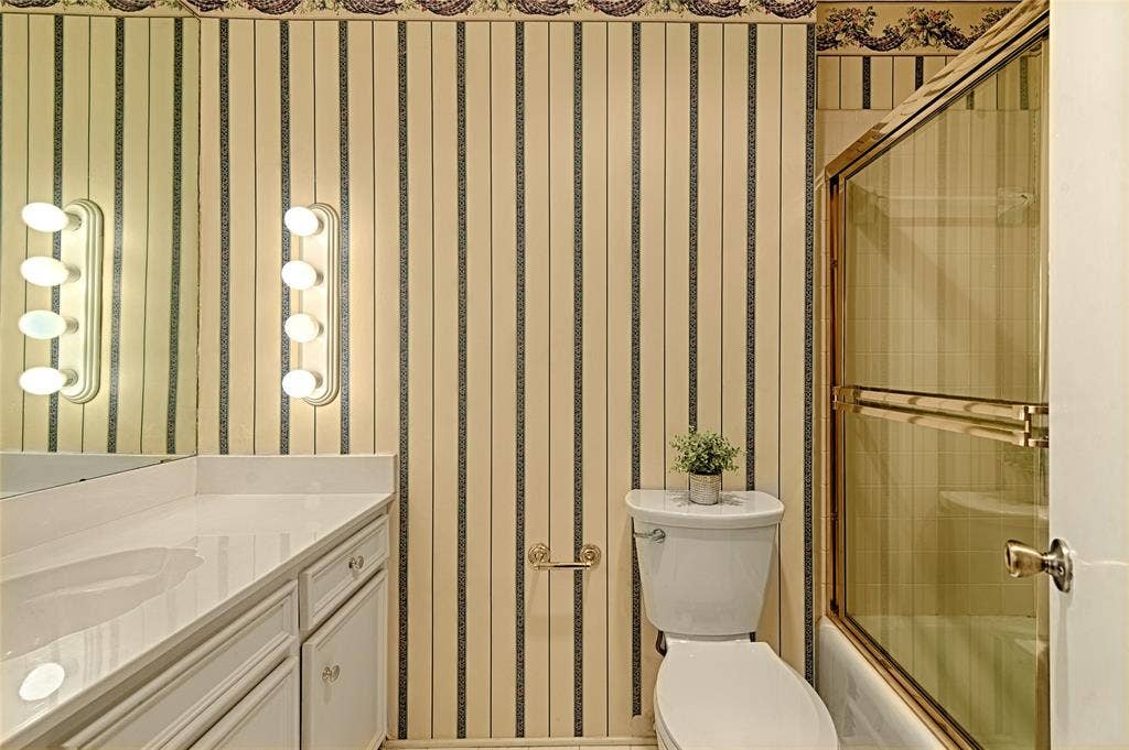 19 Country Lake Drive, Carrollton, TX 75006 Secondary Bathroom