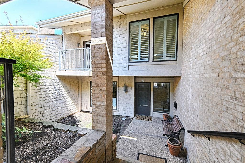 19 Country Lake Drive, Carrollton, TX 75006 19 Country Lake Drive, Carrollton, TX 75006