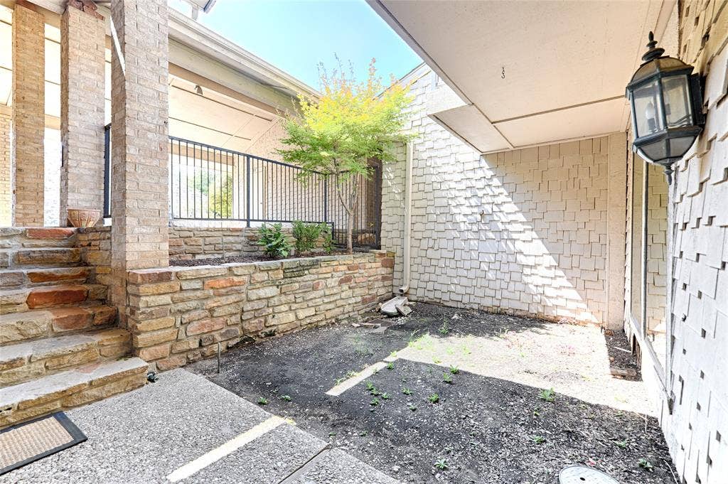 19 Country Lake Drive, Carrollton, TX 75006 19 Country Lake Drive, Carrollton, TX 75006