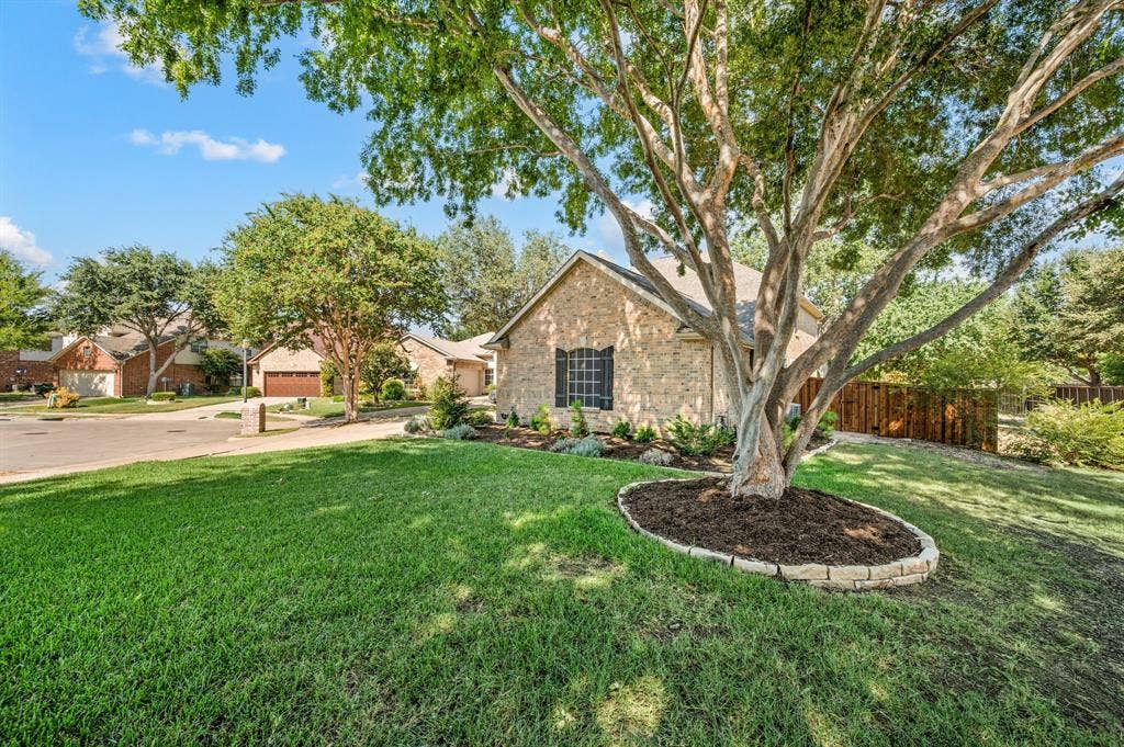 6201 Crator Drive, McKinney, TX 75070 Large and private side yard with a new board on board privacy fence.