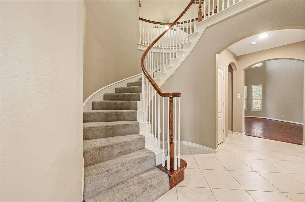 6201 Crator Drive, McKinney, TX 75070 Beautiful and dramatic curved staircase with wood-finish handrail...What a beautiful staircase.
