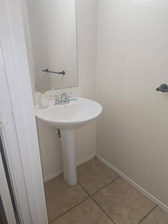 3813 Summer Hill Drive, Balch Springs, TX 75180 Half Bath Downstairs